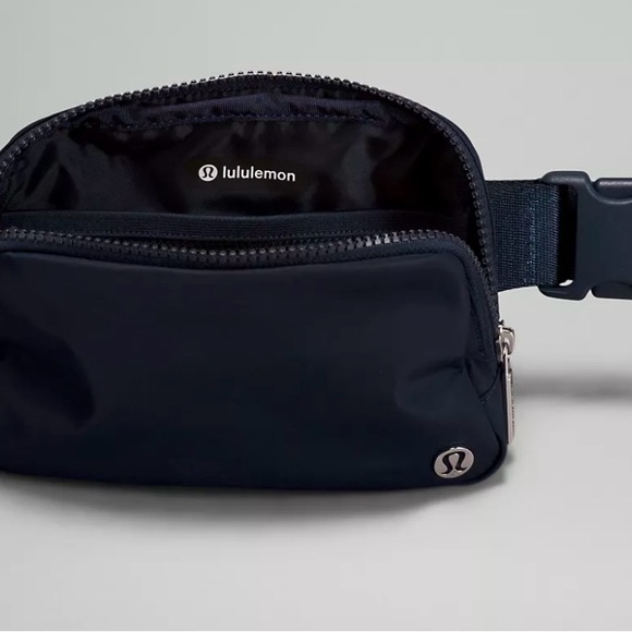 Lululemon Fanny pack new with out tags - Picture 6 of 7
